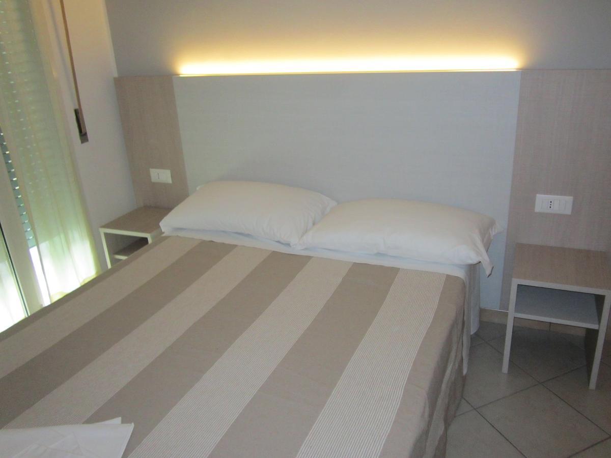 Hotel Andrea'S Rimini Esterno foto
