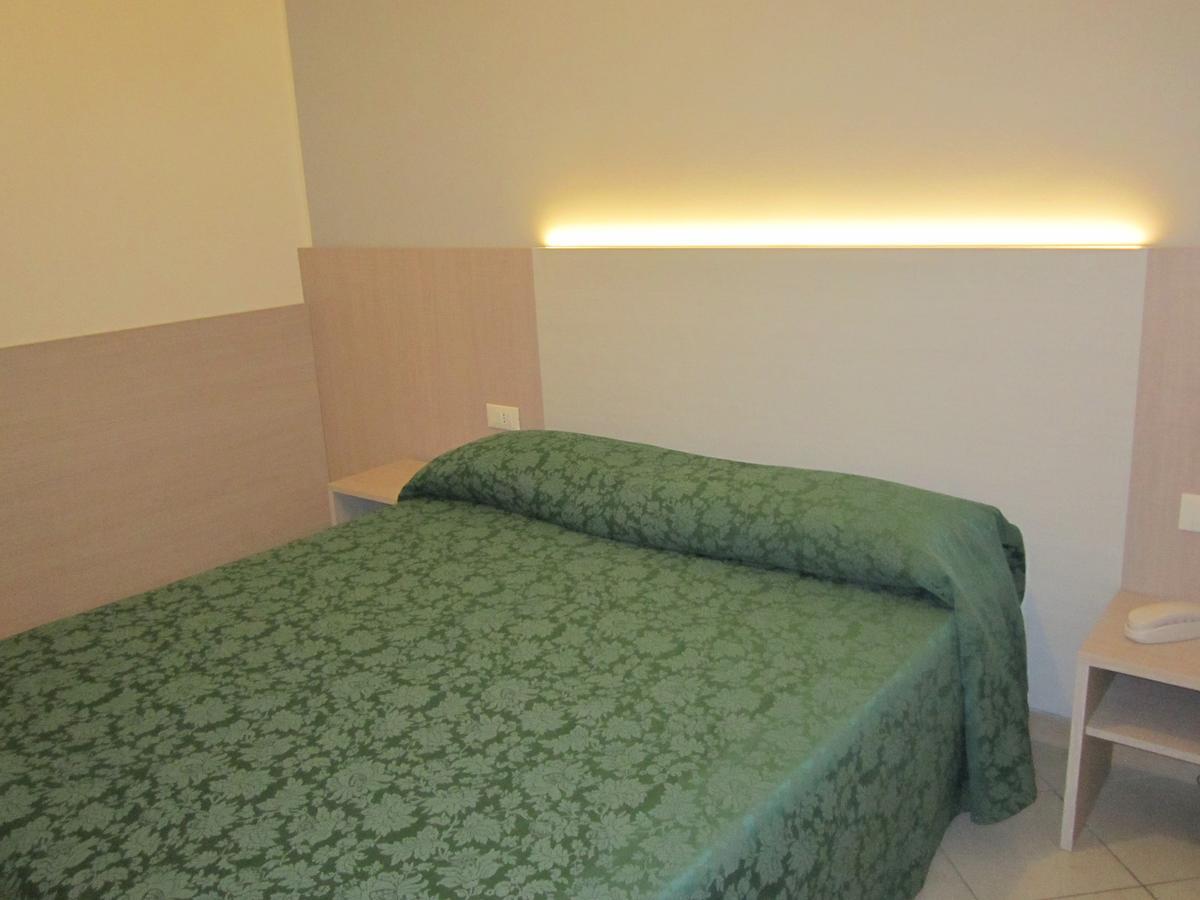 Hotel Andrea'S Rimini Esterno foto