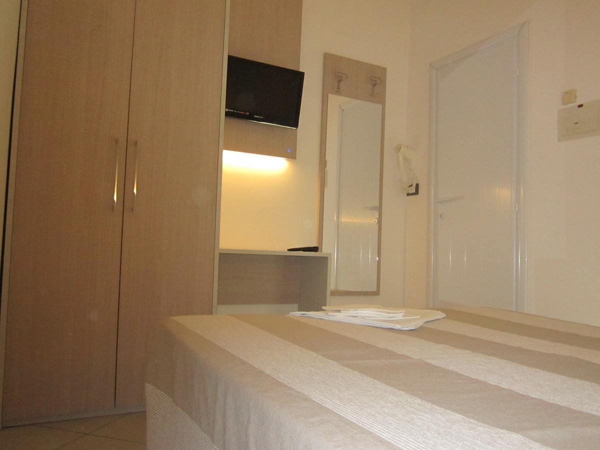 Hotel Andrea'S Rimini Esterno foto