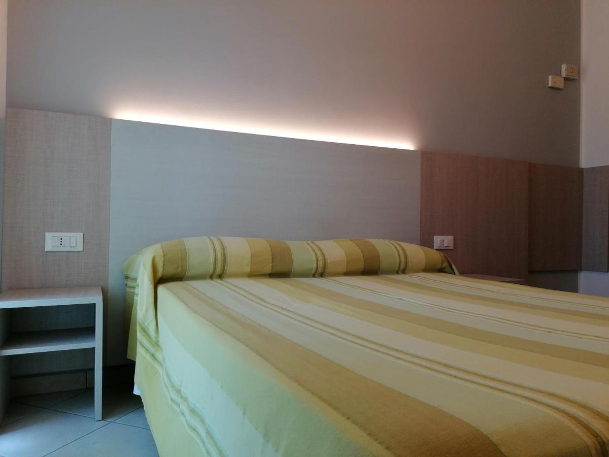 Hotel Andrea'S Rimini Esterno foto