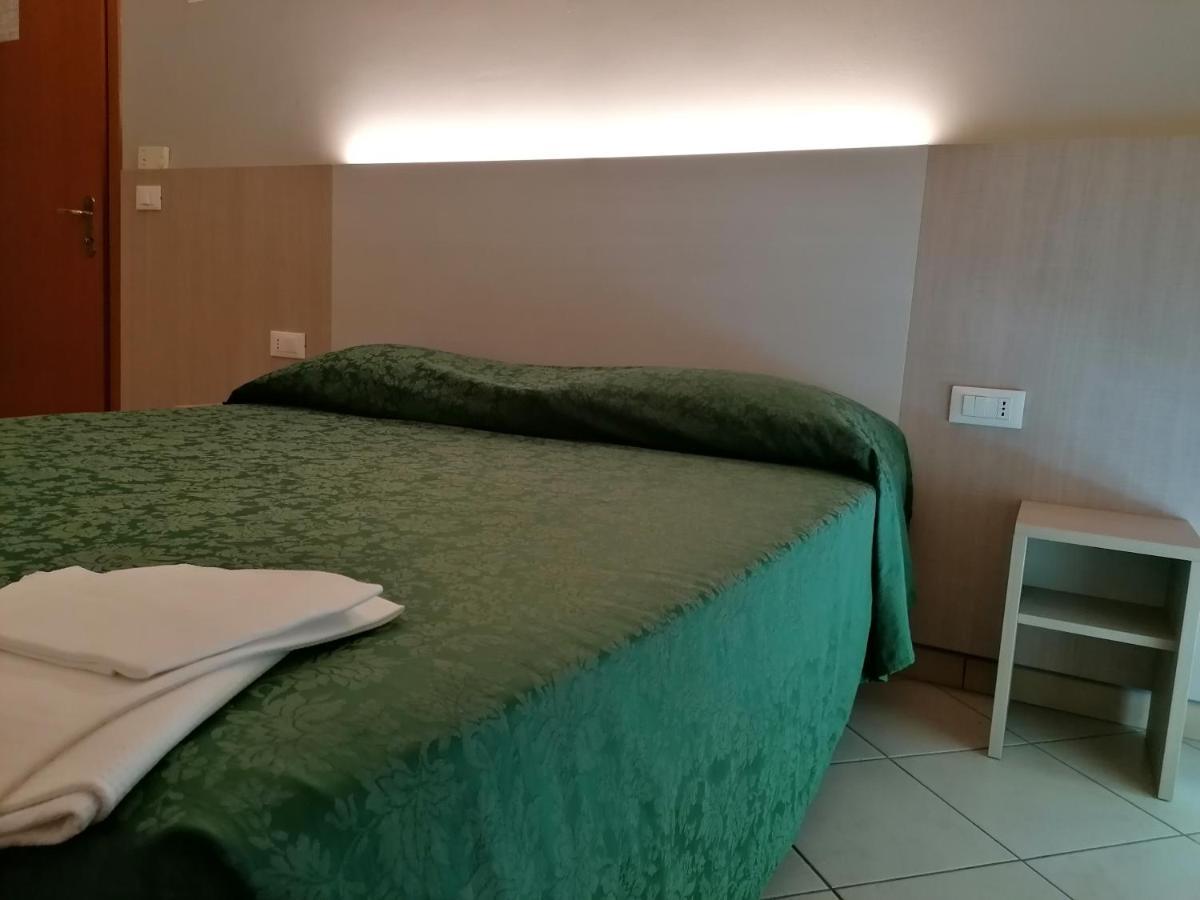 Hotel Andrea'S Rimini Esterno foto