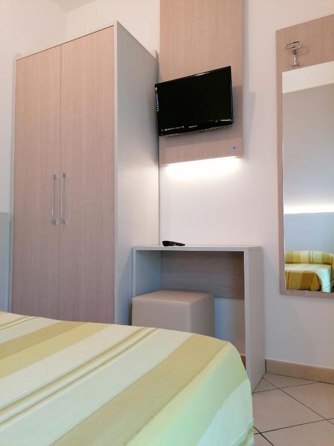 Hotel Andrea'S Rimini Esterno foto
